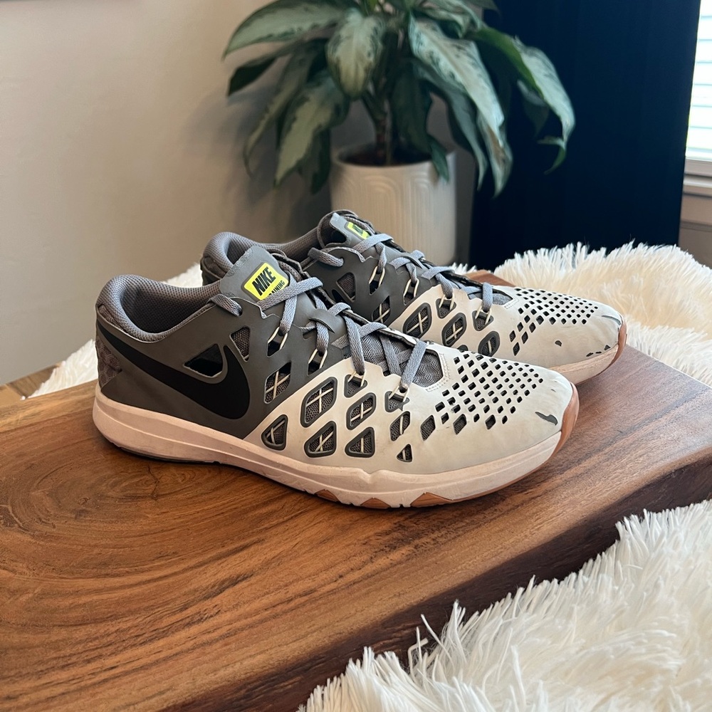 Men’s Nike Speed 4 Platinum Gray and White Training Sneakers Size 9.5